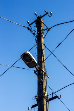 Elektrik telleri ile eski sütun