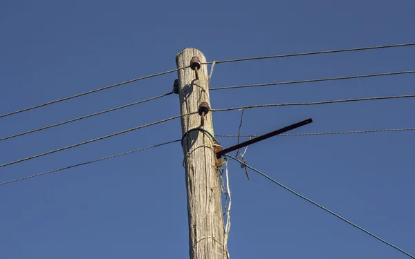 Elektrik telleri ile eski sütun