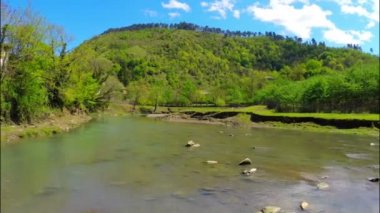 Forest Hill ile köy yakınındaki nehir akar