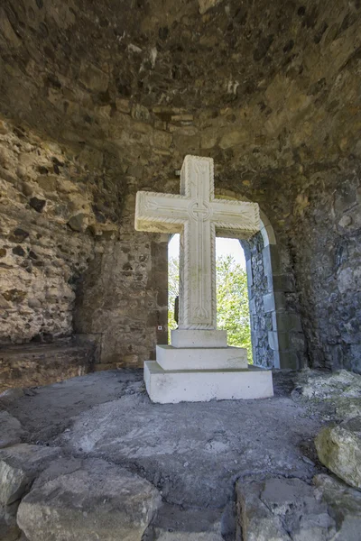 Croix de pierre à l'intérieur du monastère Jumati — Photo