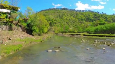Forest Hill ile köy yakınındaki nehir akar