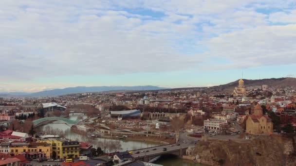 Middeleeuwse kasteel van Narikala en Tbilisi stad — Stockvideo