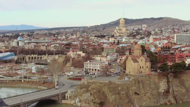 Middeleeuwse kasteel van Narikala en Tbilisi stad — Stockvideo