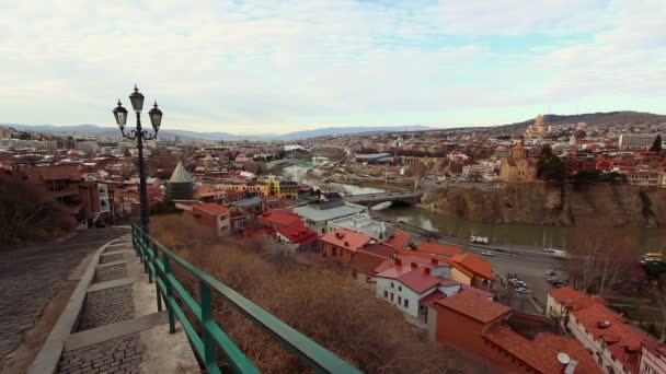 Tbilisi şehir bulutlu gökyüzü altında — Stok video