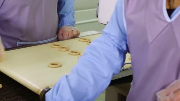 Trabajadores mueve bagels en línea de producción — Vídeo de stock