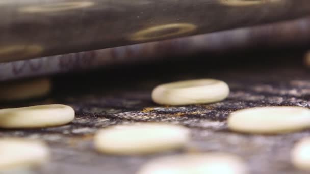 bagels non cuits sur la chaîne de production 