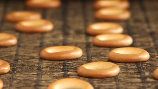 bagels cuits sur la chaîne de production 