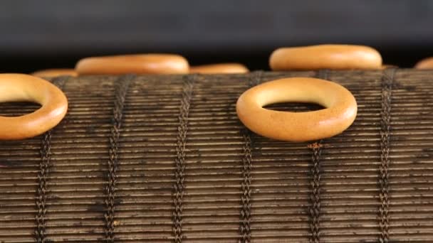 Rosquillas al horno en la línea de producción — Vídeos de Stock