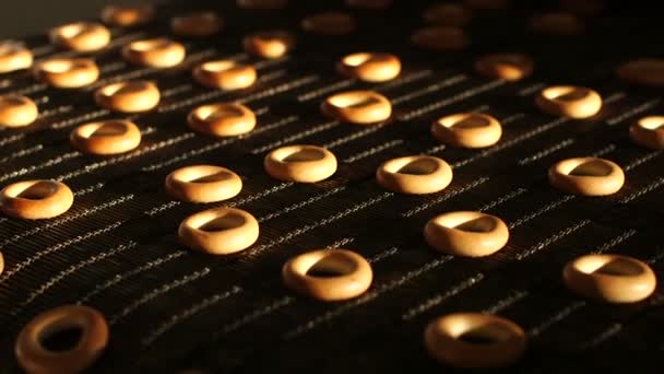 bagels cuits sur la chaîne de production 