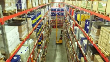 Bir ambarın içindeki yerleşimi depolama karton kutular.