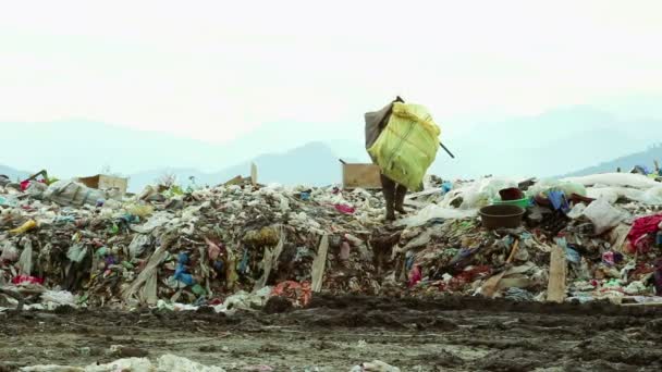 Человек ходит в мусоре — стоковое видео