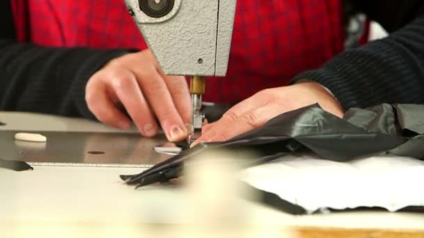 Female hands sews on sewing machine — Αρχείο Βίντεο