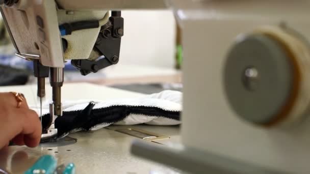 Female hands sews on sewing machine — Stockvideo