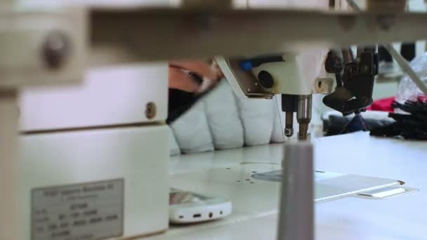 Las manos femeninas cosen en la máquina de coser — Vídeos de Stock