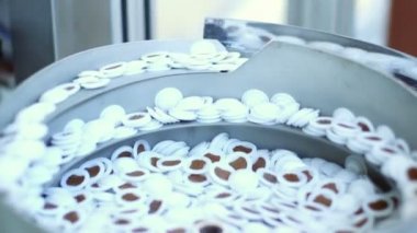 kahve fabrikada üretim hattı