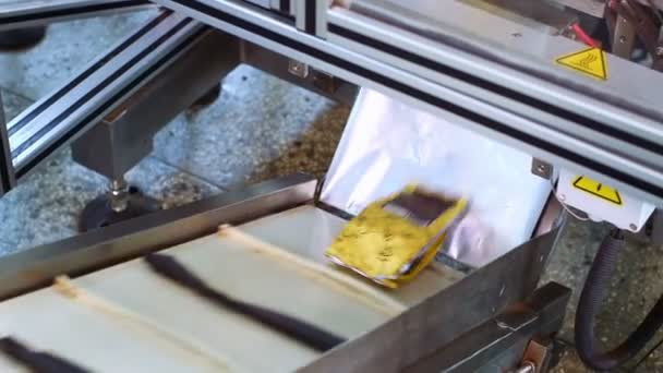 Machines in de fabriek van de koffie — Stockvideo