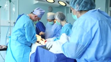 Modern bir hastanede bir sezeryan gerçekleştirme obstetricians oluşan bir ekip.