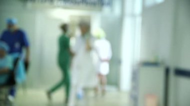 tıbbi kişisel hastane, odaklanmamış arka plan koridorda yürürken