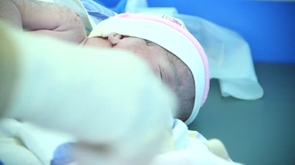 Médico con un niño después de una cesárea — Vídeos de Stock