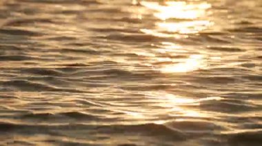 Güneş suya yansıyor.