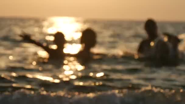 Grupo de personas nadando en agua de mar — Vídeo de stock