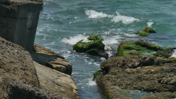 Les vagues de l'océan s'écrasent sur les rochers — Video