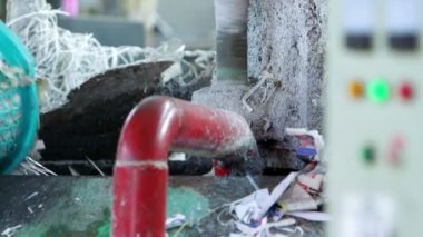 işçilerin fabrika geri dönüşümü için çalışma