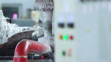 işçilerin fabrika geri dönüşümü için çalışma