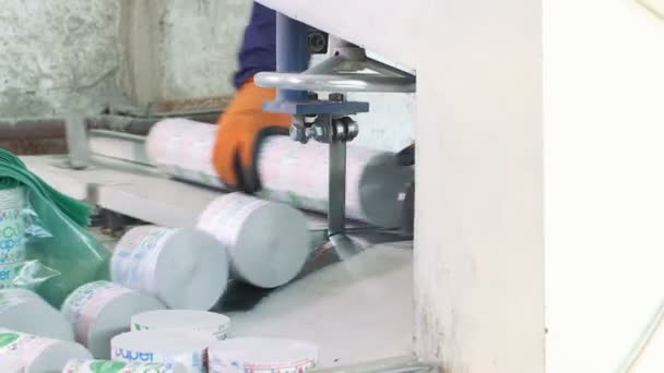 Pekerja memotong tisu toilet — Stok Video