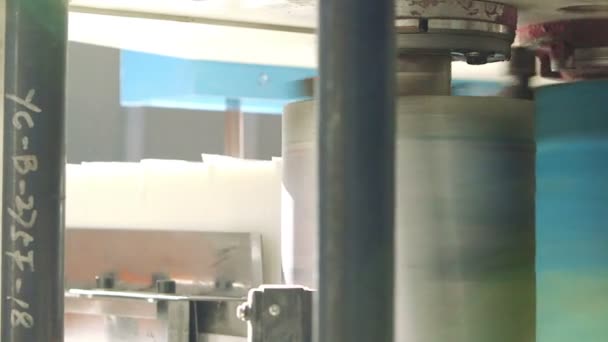 Автоматизированная машина на заводе по переработке бумаги — стоковое видео