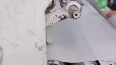 Fabrika geri dönüşüm kağıt içinde işte otomatik makine