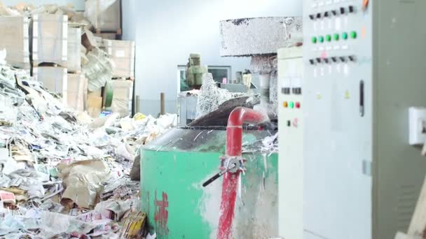 Worker dumping paper — Stock Video