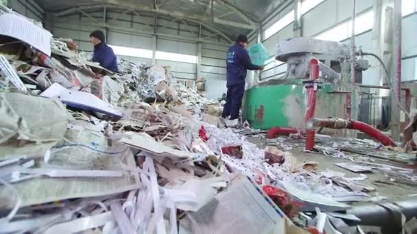 Ouvriers dumping papier — Video