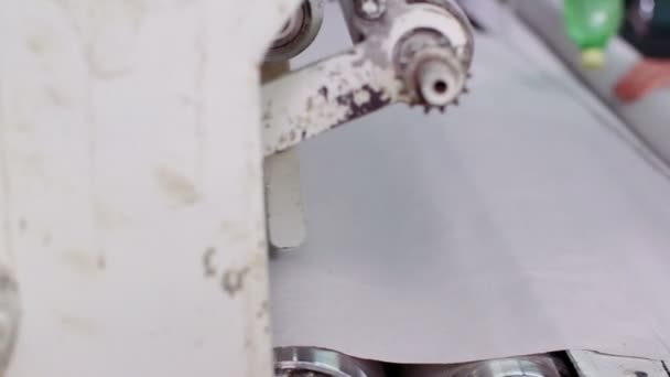 Automatisierte Maschine bei der Arbeit in Papierrecyclingfabrik — Stockvideo