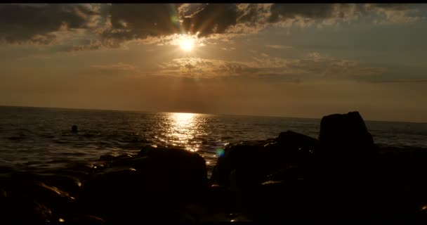 Hermosa puesta de sol en la playa — Vídeos de Stock