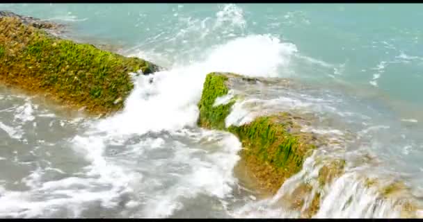 Ondas oceânicas a cair nas rochas — Vídeo de Stock