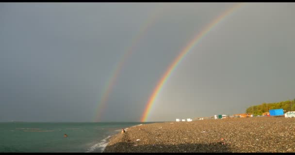 Arc-en-ciel coloré sur la plage mer — Video