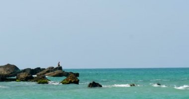 kayaların üzerinde duran adam