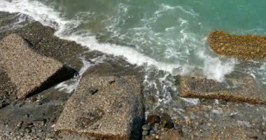 Okyanus dalgaları kayalara çarpıyor.