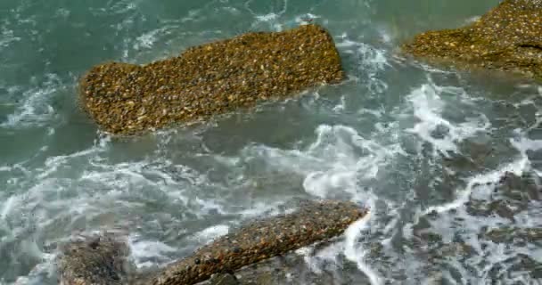 Ondas oceânicas a cair nas rochas — Vídeo de Stock