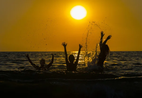 Gruppe von Freunden, die Wasser spritzen — Stockfoto