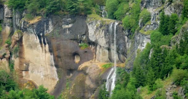 Мощный водопад в горном хребте — стоковое видео