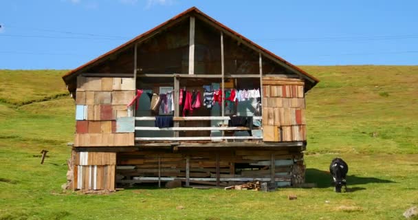 Antigua casa en montaña — Vídeo de stock