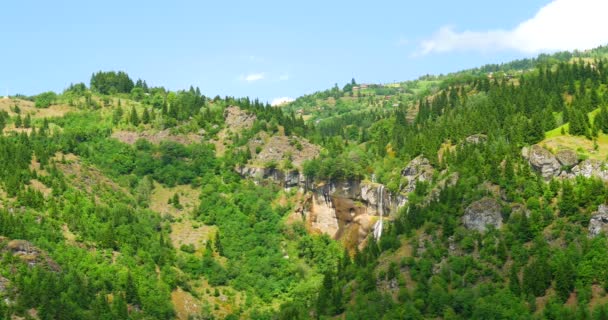 Cascade puissante dans la crête de montagne — Video