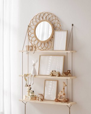 Scandi-Boho kreşinde poster çerçevesi modeli, oyuncaklarla dolu raf, çerçeve ve rattan ayna, çocuk odası iç mekanı, 3D resim