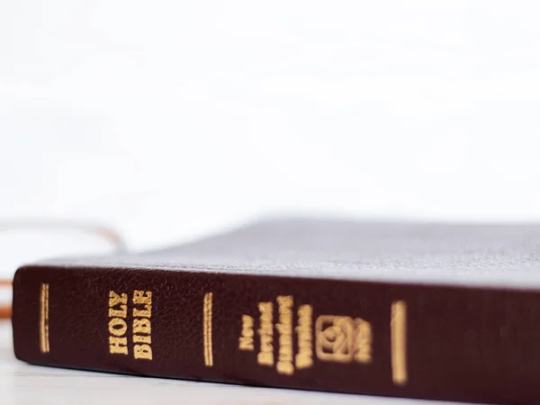 Närbild Stängd Bibeln Med Gyllene Bokstäver Vit Bakgrund Läs Och — Stockfoto