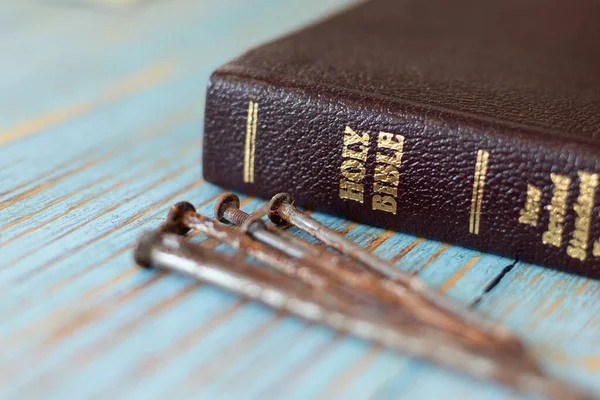 Närbild Heliga Bibeln Bok Med Guldbokstäver Trä Bakgrund Med Rostiga — Stockfoto