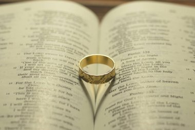 Tanrı 'yla her şey mümkündür. Matthew 19: 26 İncil Yeni Ahit dizesi. Kutsal kitaptan ilham verici pasajlar. Yaprağın üzerinde el yazısıyla yazılmış bir metin. İncil kavramı.