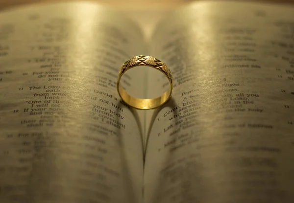 Anel Noivado Dourado Brilhante Sombra Aberta Bíblia Sagrada Formando Coração — Fotografia de Stock