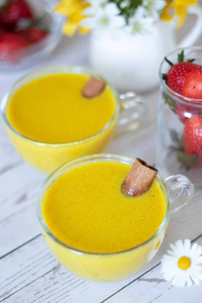 Bekers Van Gouden Melk Kurkuma Latte Met Felgele Kleur Met — Stockfoto